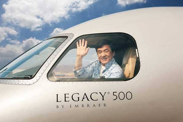 エンブラエル、ジャッキー・チェン氏に中国初のLegacy500型機を引き渡し