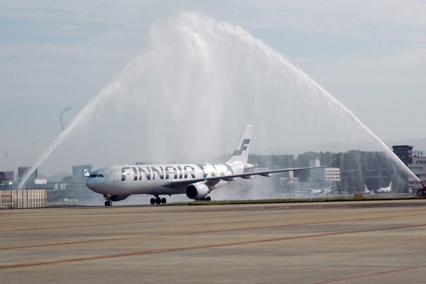 フィンエアー、福岡就航　初便はマリメッコの特別塗装機で