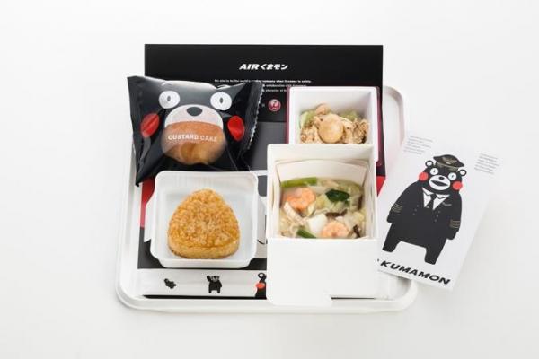 JAL、熊本応援プロジェクトとして「AIRくまモン」を国際線機内食に再登場