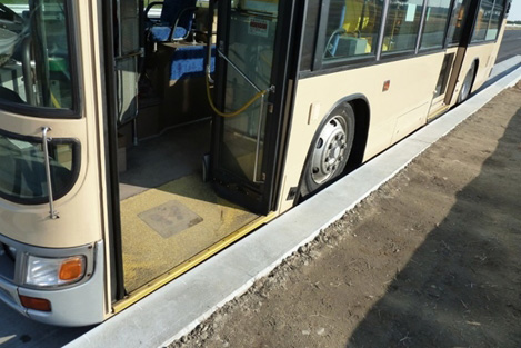 バスと停留所間の隙間、狭くしてバリアフリー化　ブリヂストンら考案