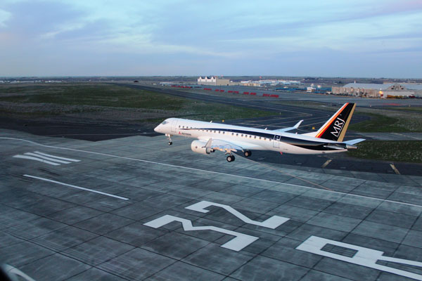 MRJ試験飛行機4号機、グラント・カウンティ国際空港に到着