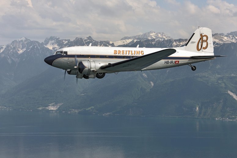 DC-3が幕張上空をローパス、「レッドブル・エアレース千葉2017」に合わせて