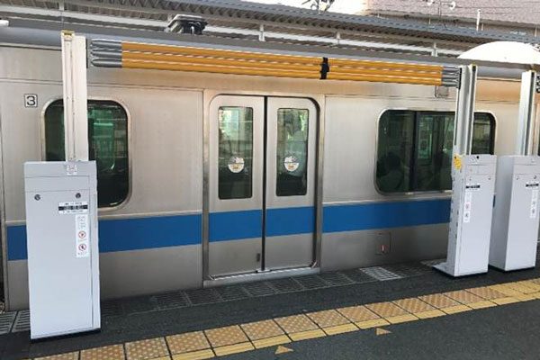 小田急電鉄、「昇降バー式ホーム柵」の実証実験に協力　9月24日から試験運用