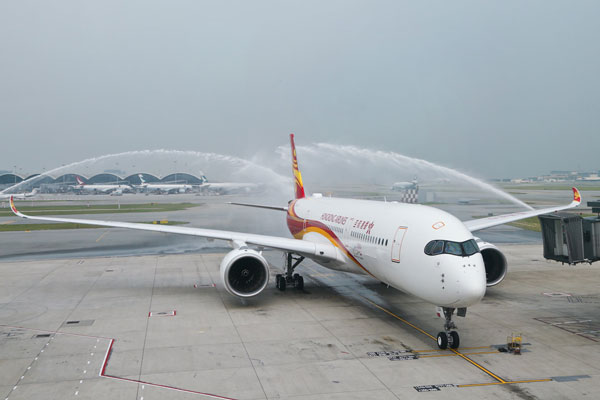 香港当局、香港航空に資金確保を指示　運航許可取消も示唆