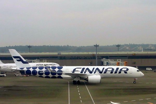 フィンエアー、マリメッコ塗装のエアバスA350型機を成田空港に初飛来