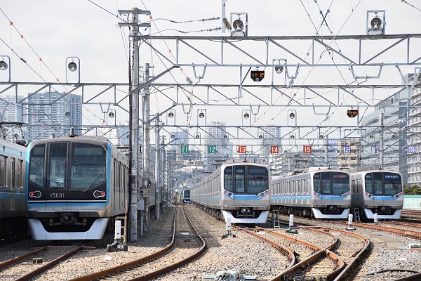”きれいな日本の電車”のイメージ守る　東京メトロ車両洗浄を取材