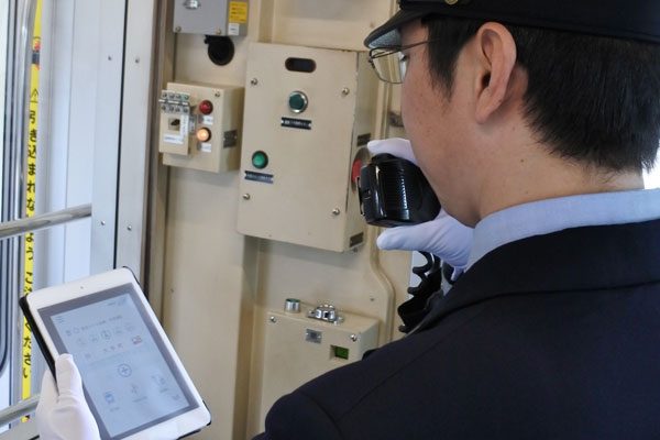 東京メトロ、車掌がiPadを活用して案内　外国人対応や運行情報の提供など