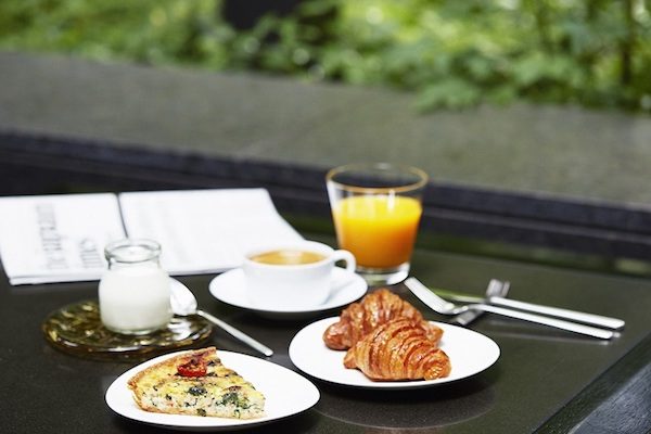 アマン東京、森に包まれたテラス「ザ・カフェ by アマン」で朝食提供スタート