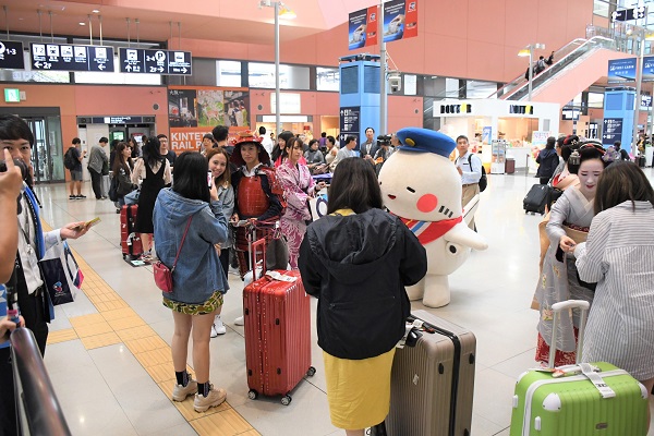 関西空港、和服や甲冑姿で訪日客おもてなし　ターミナル全面再開で