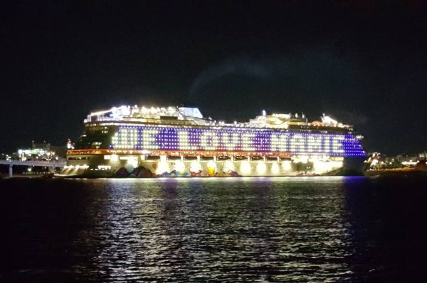 船体に”WE LOVE NAMIE”、クルーズ船「ワールド ドリーム」に掲出　安室奈美恵さん引退で