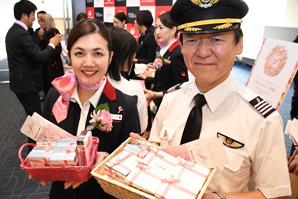 JAL、「ピンクリボンフライト」を10月1日運航　乳がん検診啓発