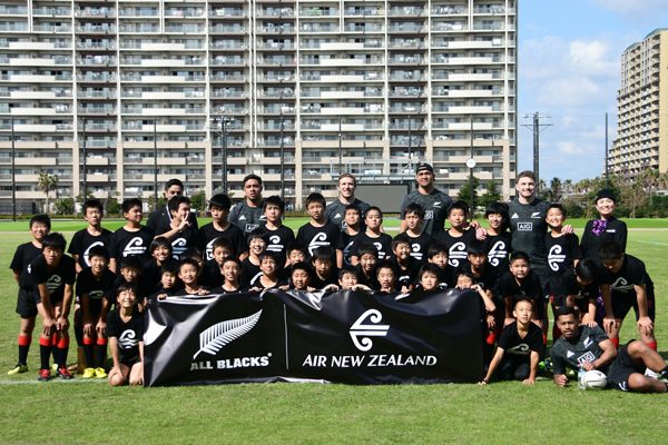 オールブラックス、日本で小中学生を指導　ニュージーランド航空主催のラグビースクール開催