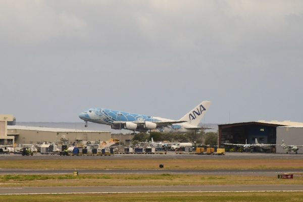 ANAのエアバスA380型機、ホノルル発初便出発　放水による祝福も