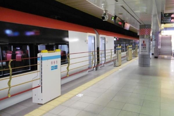 JR東日本の成田空港駅・空港第2ビル駅、昇降式ホーム可動柵を今年度末までに導入・供用開始へ