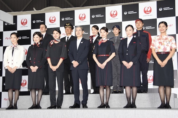 JAL、新制服発表　赤坂社長「相矛盾する思いが絶妙なバランスで仕上がった」