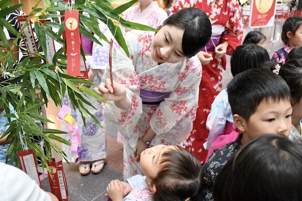 JAL、羽田で七夕イベント　ロボット「JET」や子どもたちが参加