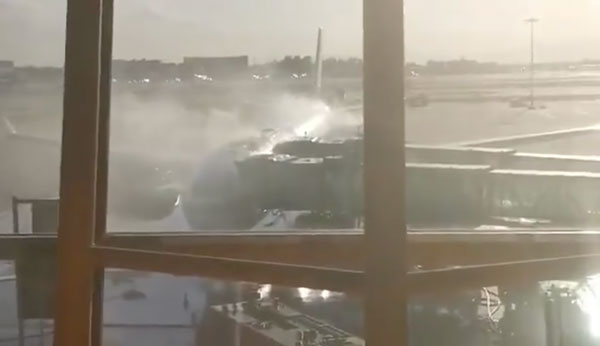 羽田行きの中国国際航空機、北京で炎上　乗客搭乗中