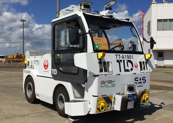 JAL、成田空港でトーイングトラクターの自動運転の実証実験　10月から