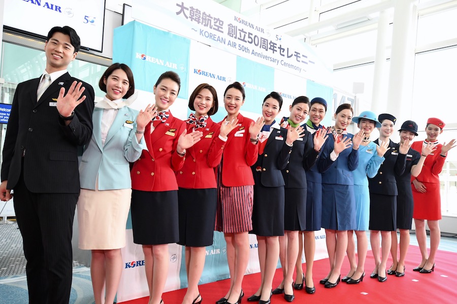 歴代の制服が勢揃い　大韓航空、羽田〜ソウル線で創立50周年フライト