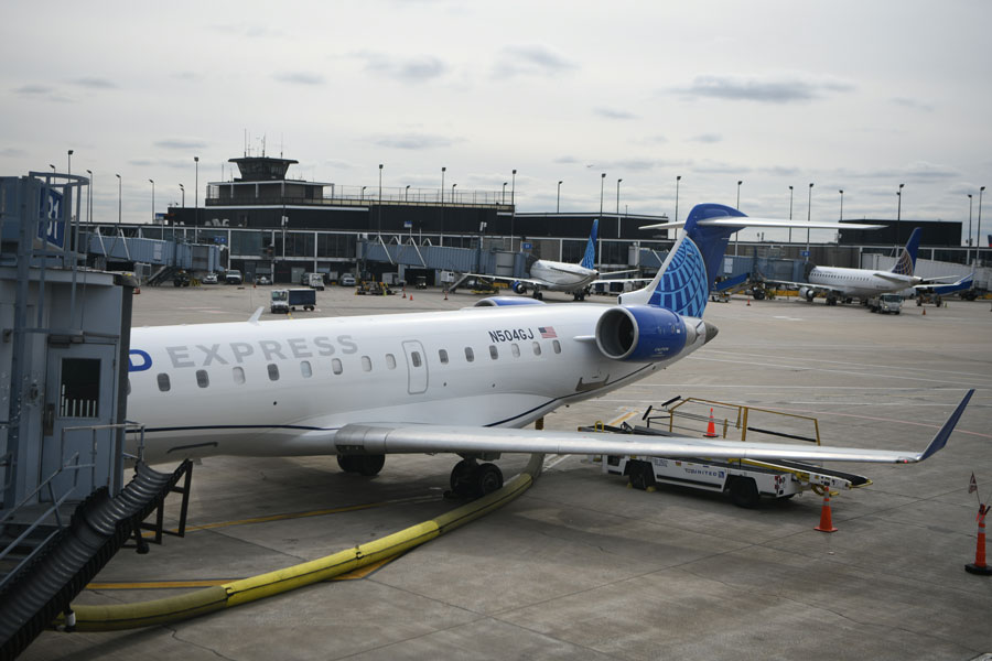 ユナイテッド航空、世界初導入のCRJ-550型機を公開　上級クラスが6割、軽食カウンターも設置