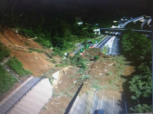 圏央道でも大規模な土砂崩落　NEXCO中日本、中央道などで引き続き災害通行止
