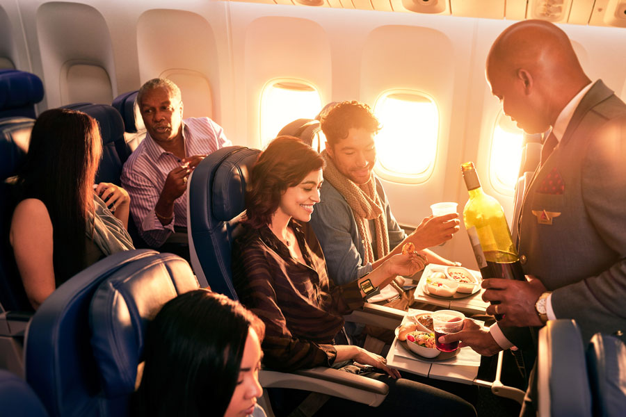 デルタ航空、国際線エコノミーで機内サービス刷新　ウェルカムドリンクやビストロスタイルの機内食など