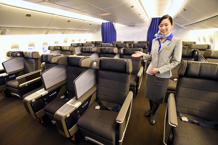ANA、国内線777新仕様機を公開　全席に電源とモニター　11月16日就航