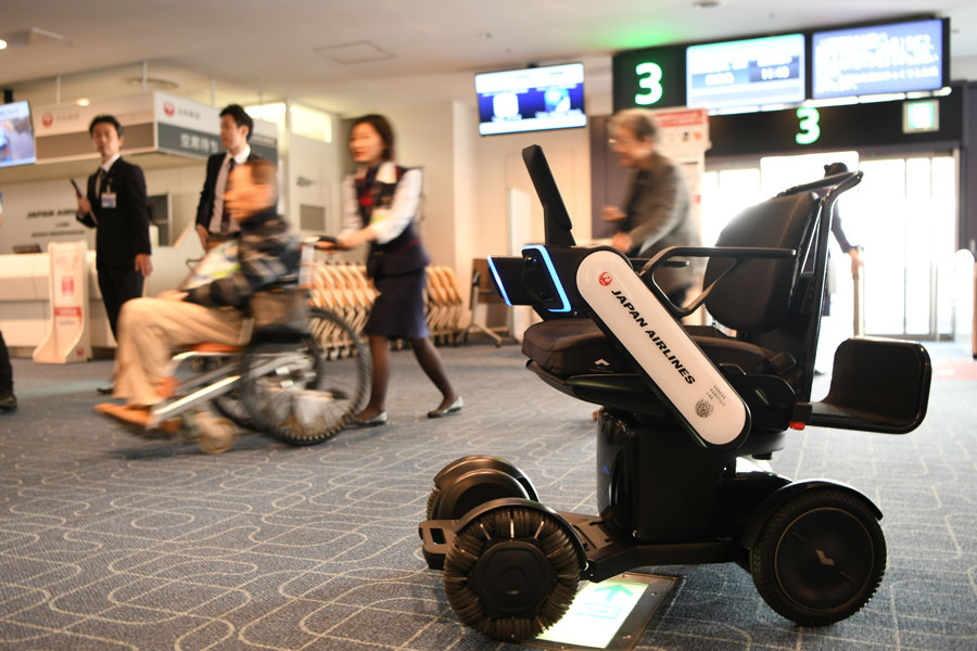 JALやWHILL、羽田空港で電動車いすを試験走行　使用時は手動走行、使用後には自動で帰還