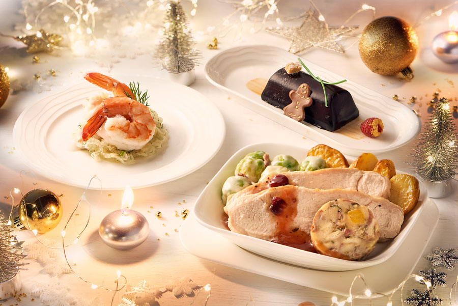 エミレーツ航空、機内でクリスマスメニューを50万食提供　成田ラウンジにはローストターキー