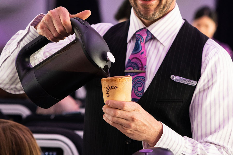 ニュージーランド航空、「食べられるコーヒーカップ」を試験導入