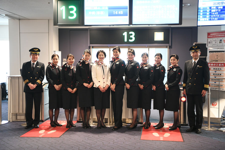 JAL、全部門で新制服の着用開始　客室乗務員は11代目