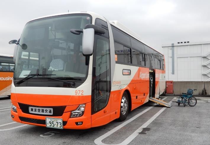 リムジンバス、バスタ新宿〜成田空港・羽田空港線でエレベーター付きバスを運行　車いす対応