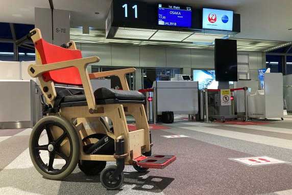 JAL、着脱式電動アシストユニット付き木製車いすを活用した実証実験　新千歳空港で31日まで