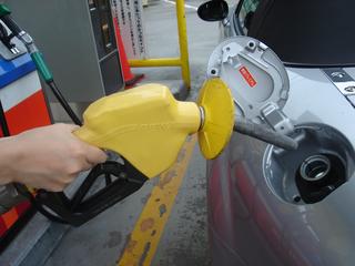 【くるま問答】ガソリンの給油口ってなぜクルマによって右左が違うの？