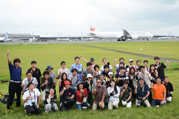 成田空港で特別撮影体験会開催、滑走路脇の大迫力に参加者興奮　成田市や空港会社職員らが企画