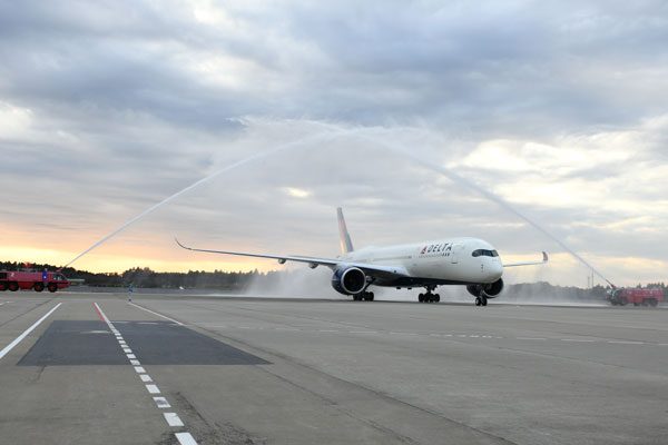 デルタ航空、東京/成田〜デトロイト線にエアバスA350-900型機導入　ウォーターキャノンで歓迎