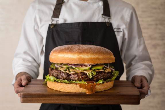 グランド ハイアット 東京、開業15周年で総重量4キロの特大バーガー　期間限定で提供