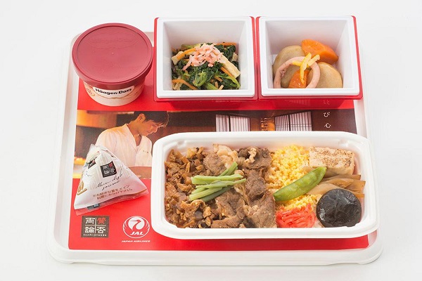 JAL、「賛否両論」の機内食　6月1日から近距離国際線で提供