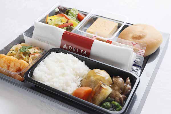 デルタ航空、ミシュラン二つ星「一汁二菜うえの」監修の機内食をエコノミーでも提供　6月から
