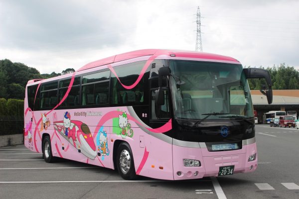 中国JRバス、ハローキティ新幹線にあわせラッピングバスを運行
