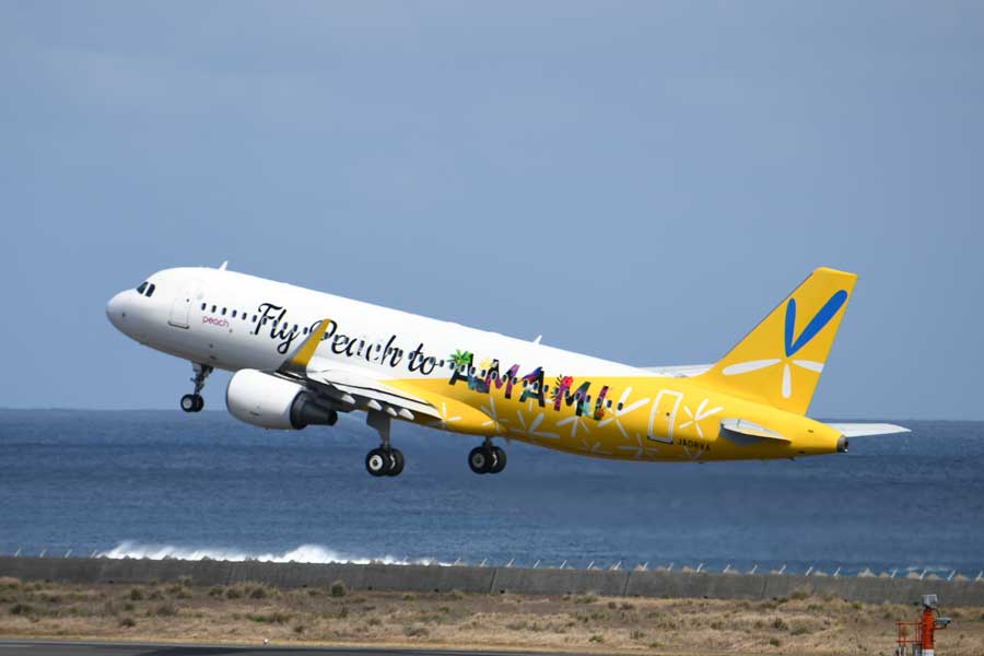 黄色い翼、奄美へ2年半ぶりに里帰り　ピーチ、バニラエア特別塗装機就航